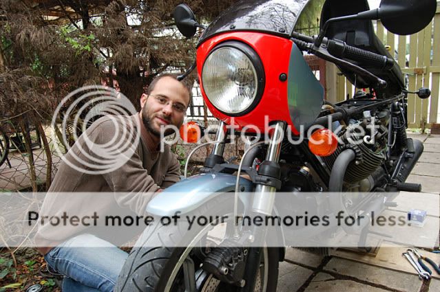 http://i381.photobucket.com/albums/oo253/Guzzila/Service%20850%20Le%20Mans/DSC_6585.jpg