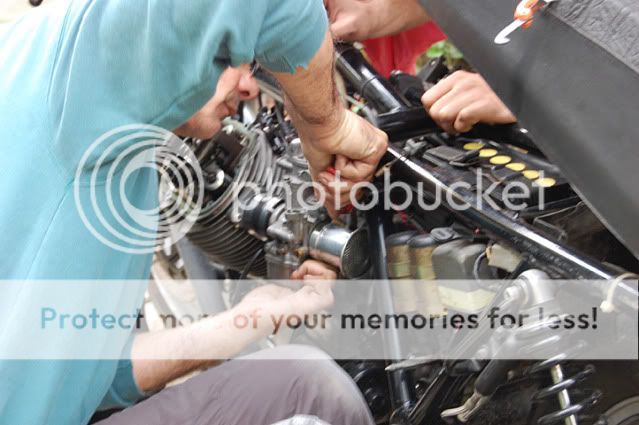 http://i381.photobucket.com/albums/oo253/Guzzila/Service%20850%20Le%20Mans/DSC_6638.jpg