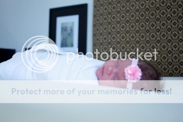photo stellaonbednewborn_zps0b7432e9.jpg
